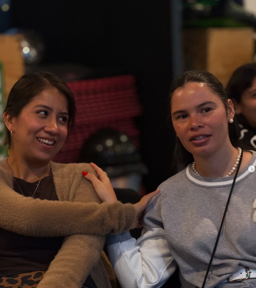 Dos participantes de CDF Surco compartiendo un momento de comunidad