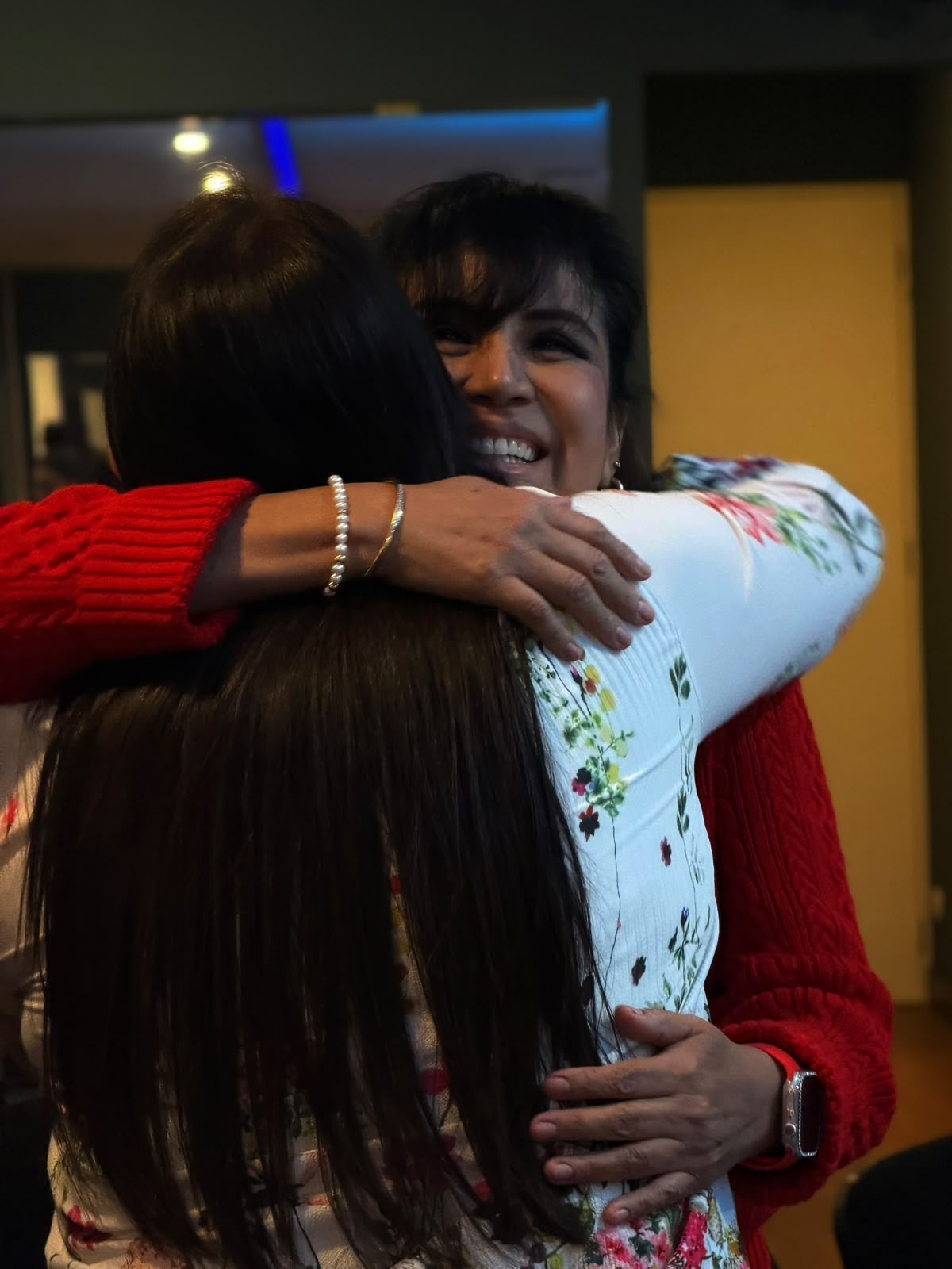 Un abrazo entre participantes de la comunidad de CDF Surco